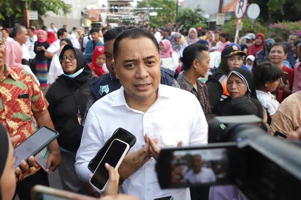 WaliKotaEridiBalaiRWVIIAirlanggaSurabaya(1)_copy_600x399