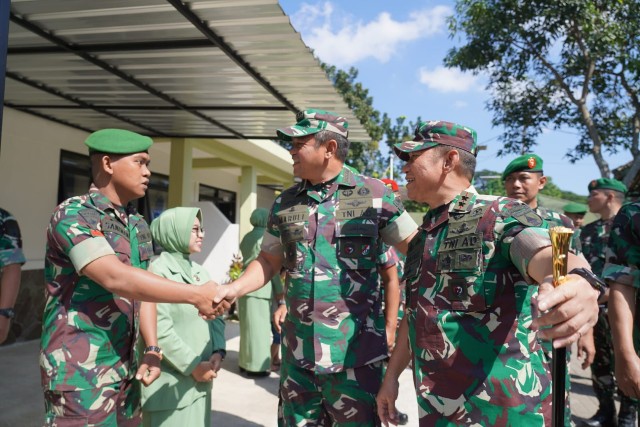 3_KSADJenderalTNIMaruliSimanjuntakTinjauHasilRenovasiRumdisdiYonif512QY_copy_640x427