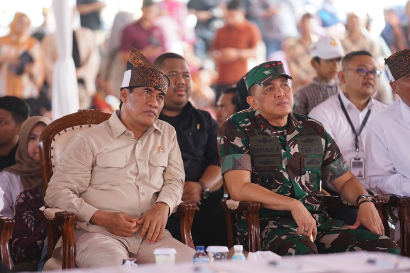 2_PangdamMayjenTNIRudySaladinIkutBerpartisipasiDalamGerakanMinumSusudiPasuruan_copy_800x533