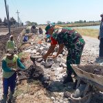 Serka Siswandoko Babinsa Koramil 0817/08 Cerme Gotong Royong Perbaiki Jalan Desa Bersama Warga